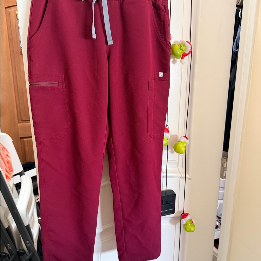 FIGS Scrub set in burgundy